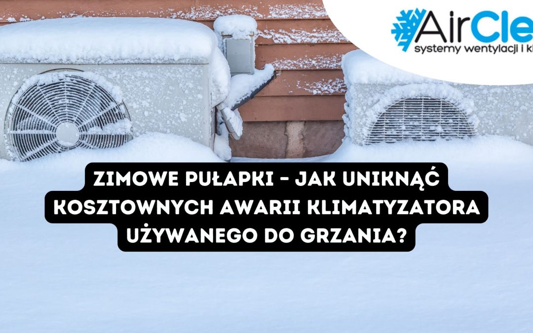 Zasypane śniegiem jednostki zewnętrzne klimatyzatora stojące przy ścianie budynku, pokryte grubą warstwą lodu i osadu, co obrazuje ryzyko oblodzenia oraz przeciążenia urządzeń pracujących zimą w trybie grzania; więcej informacji w artykule na stronie AirClean.