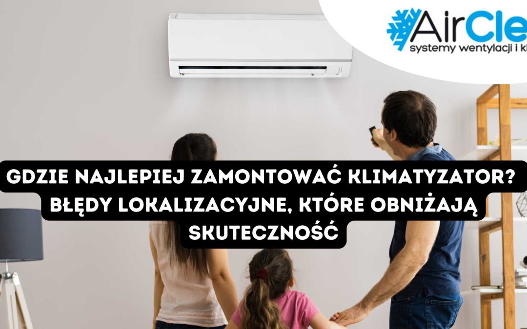 Rodzina stojąca w salonie spogląda na klimatyzator ścienny zamontowany wysoko nad głowami, który chłodzi pomieszczenie równomiernie i bez bezpośredniego nawiewu na domowników. Grafika ilustruje prawidłowe miejsce montażu klimatyzacji oraz błędy lokalizacyjne obniżające jej skuteczność. Więcej informacji na ten temat znajdziesz na stronie AirClean.