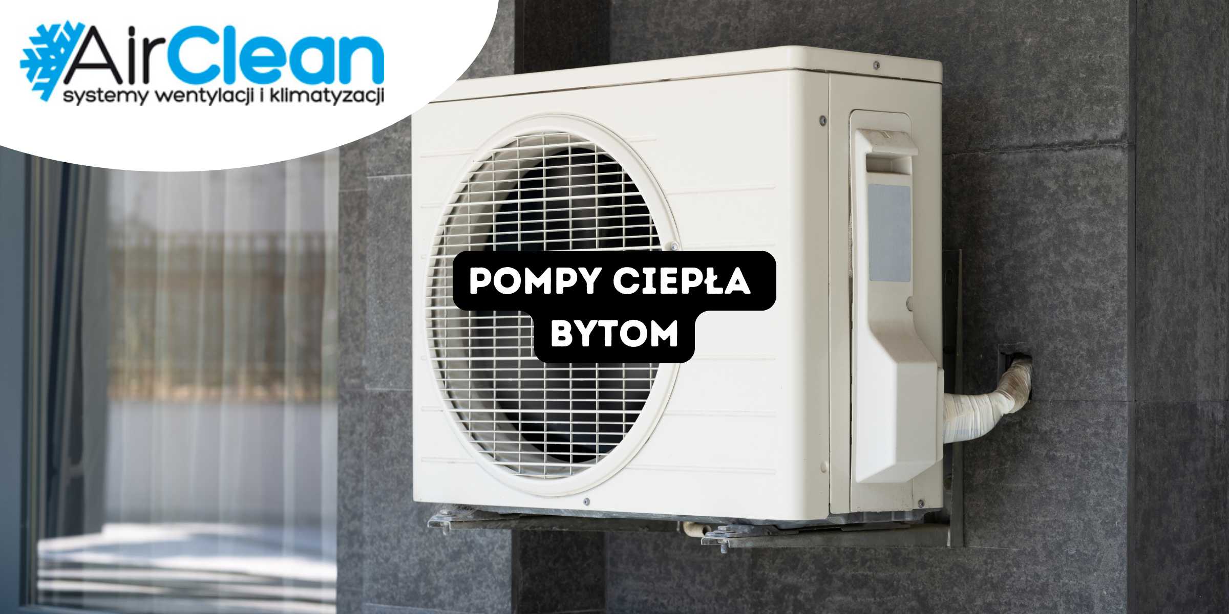 Zewnętrzna jednostka powietrznej pompy ciepła zamontowana na elewacji budynku, przeznaczona do efektywnego ogrzewania domu lub firmy w Bytomiu. System stanowi element nowoczesnej oferty AirClean, a więcej informacji o montażu i serwisie pomp ciepła można znaleźć na stronie z ofertą.